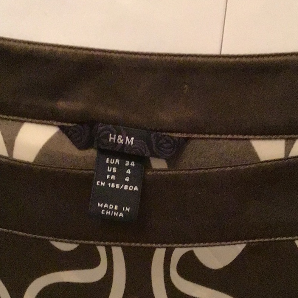 H&M Abstract Print Design Three Quarter Sleeves D… - image 6